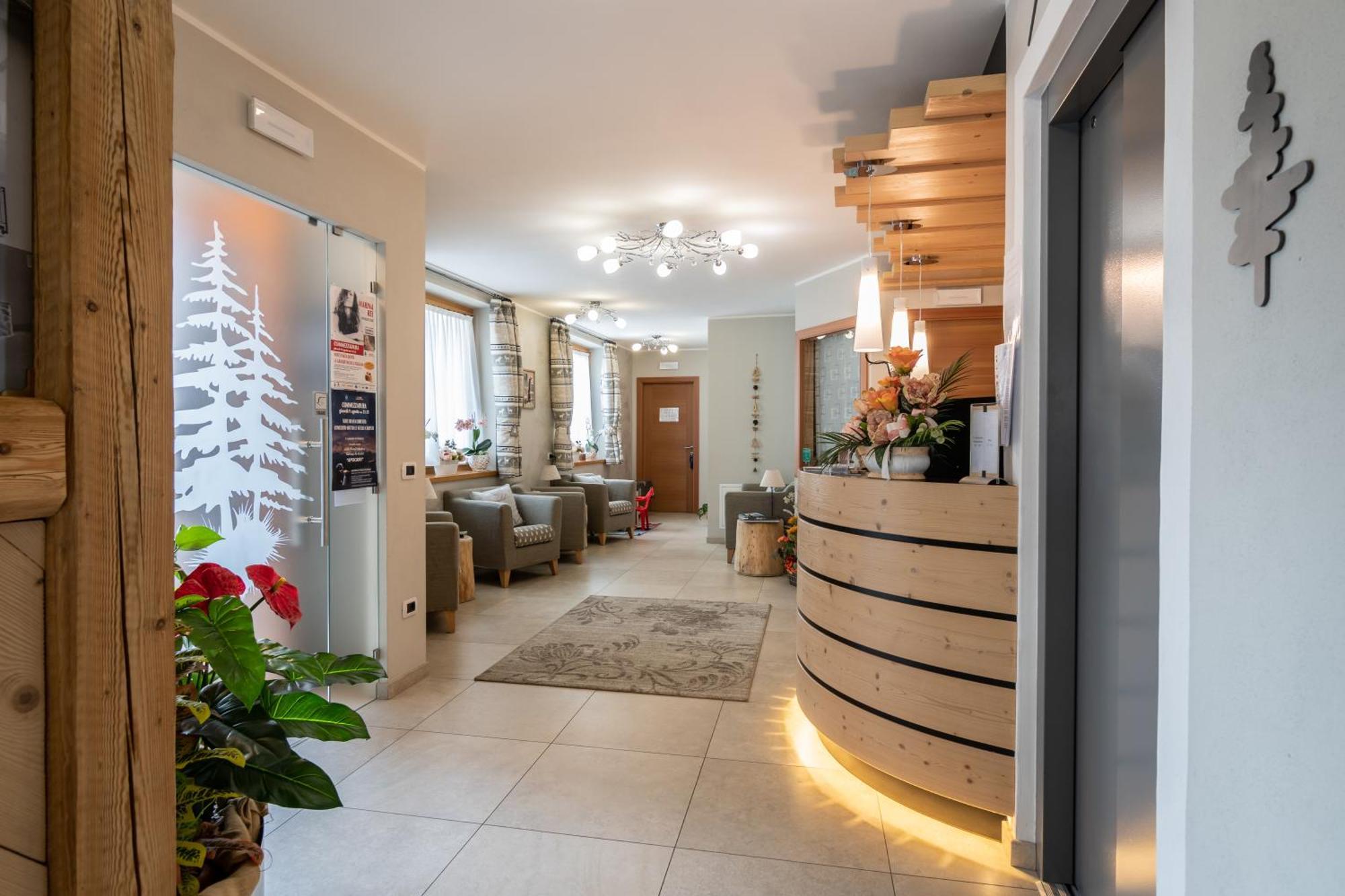 Aparthotel Dolomites Living&Relax Commezzadura Eksteriør bilde